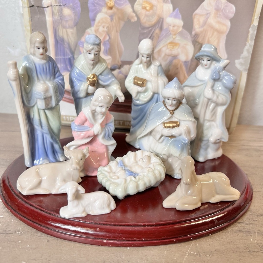 Vintage Crown Accents 11 Piece Nativity Set Porcelain with Wood Platform EUC‎